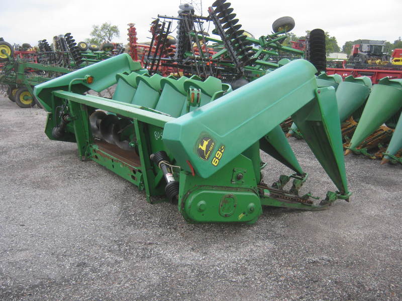 Combines & Harvesting Equipment  John Deere 693 Corn Head  Photo